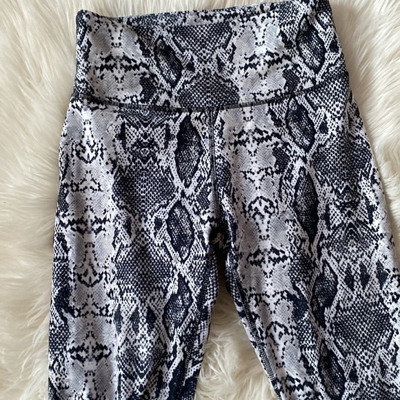Balance Collection Snake skin Print Leggings White Grey Black Size Medium - Picture 2 of 7